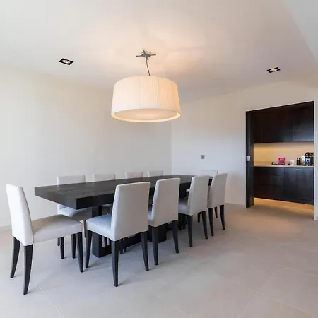An Exceptionally High Quaility Large Overlooking The Palais Des Festivals In - 1787 Apartment *