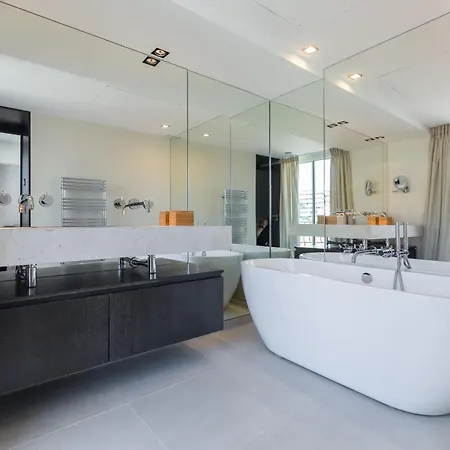 An Exceptionally High Quaility Large Overlooking The Palais Des Festivals In - 1787 Apartment *