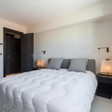 Apartment An Exceptionally High Quaility Large Overlooking The Palais Des Festivals In - 1787 *