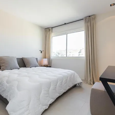 An Exceptionally High Quaility Large Overlooking The Palais Des Festivals In - 1787 Apartamento